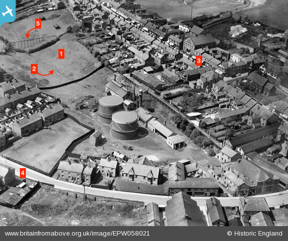 Aerial photograph of Winsford gas works, 1938. <br>Key: (1) Dene Clough (2) Dene Brook
            (3) High Street <br>(4) Weaver Street (5) Raised sewage pipe taking sewage and rainwater from High Street
            and Clough Row to filter beds at Bottom Flash.<br>
            (Image © Historic England <a href="https://www.britainfromabove.org.uk"target="_blank">Britain From Above</a>.)